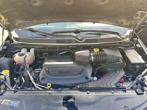 Used 2023 Chrysler Pacifica Touring-L FWD image 18