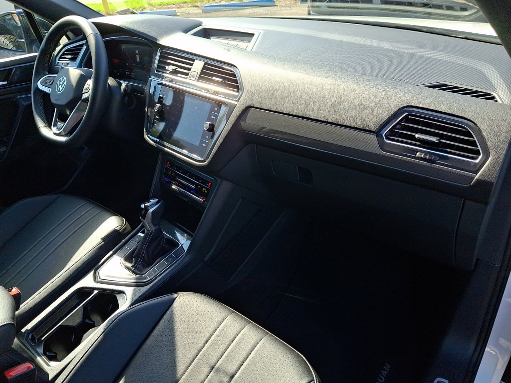 Used 2023 Volkswagen Tiguan SE R-Line FWD image 11