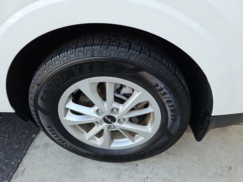 Used 2024 Kia Carnival LX image 32