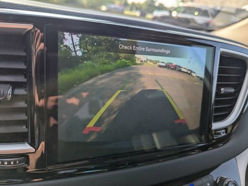 Used 2023 Chrysler Pacifica Touring-L FWD image 11