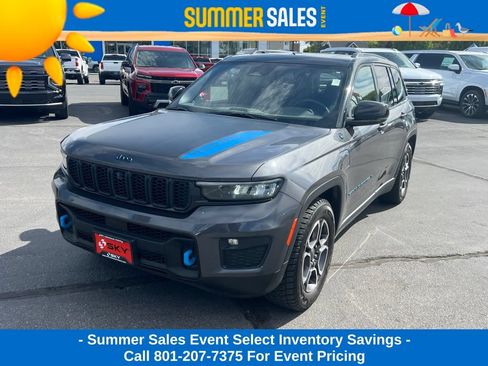 Used 2023 Jeep Grand Cherokee Trailhawk w/ Luxury Tech Group III AWD/4WD image 2