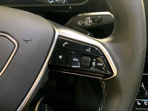 Used 2022 Audi e-tron Premium Plus AWD/4WD image 24