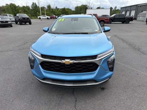 Used 2025 Chevrolet Trax LT FWD image 9