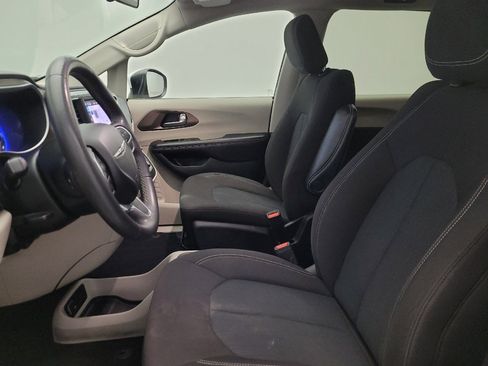 Used 2022 Chrysler Voyager LX FWD image 17