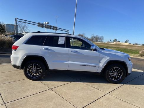 Used 2018 Jeep Grand Cherokee Limited image 12