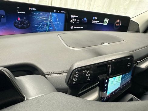 Used 2025 Lincoln Navigator Reserve image 23