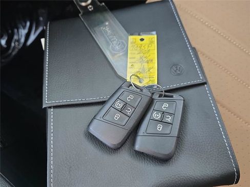 Used 2024 Volkswagen Tiguan SE FWD image 24