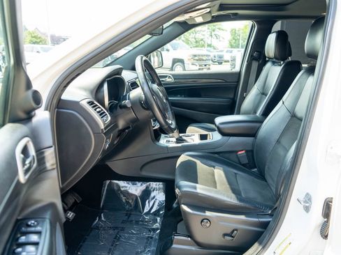 Used 2019 Jeep Grand Cherokee Altitude AWD/4WD image 11