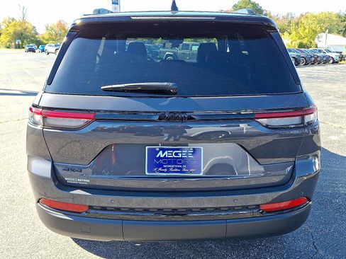 New 2025 Jeep Grand Cherokee Altitude image 5