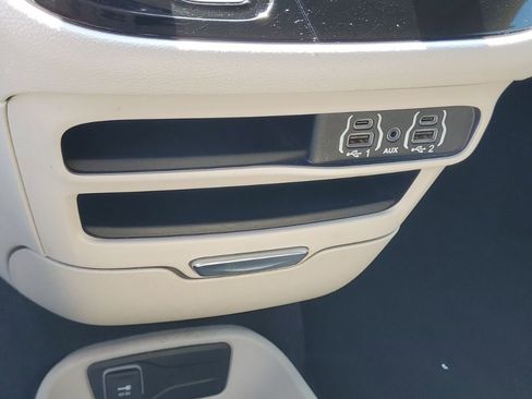 Used 2023 Chrysler Pacifica Touring-L FWD image 23