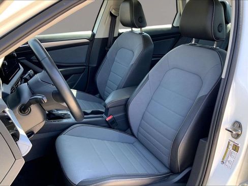 Certified 2025 Volkswagen Jetta SE w/ Sunroof Package FWD image 24