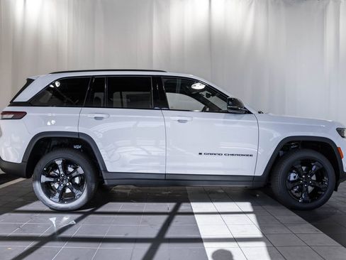 New 2025 Jeep Grand Cherokee Limited w/ Luxury Tech Group II image 3
