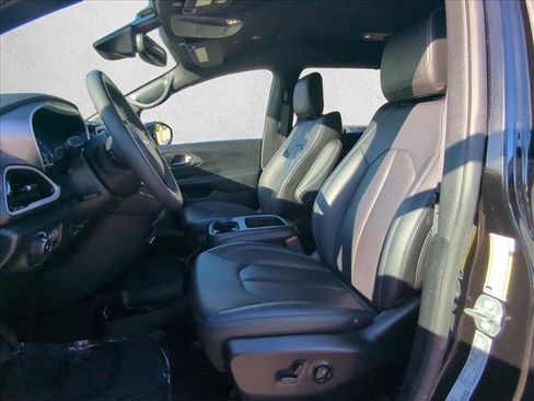 Used 2025 Chrysler Pacifica Select image 15