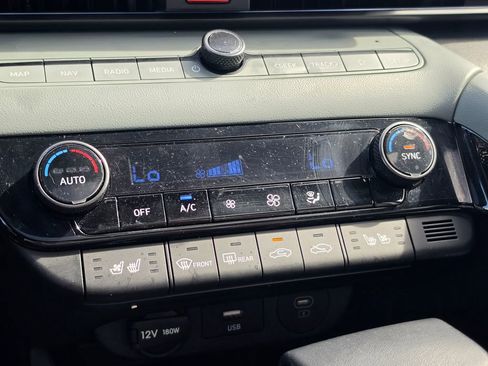 Used 2025 Hyundai Elantra Limited FWD image 21