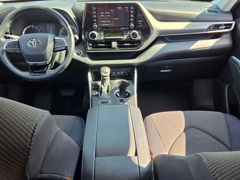 Used 2021 Toyota Highlander LE AWD/4WD image 8