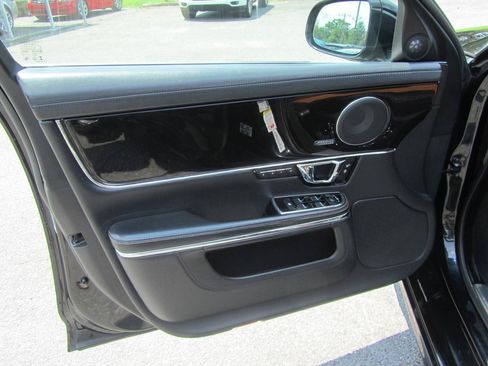 Used 2014 Jaguar XJ R LWB RWD image 18