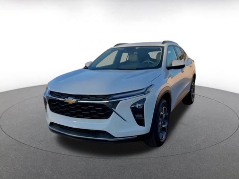 Used 2025 Chevrolet Trax LT image 7