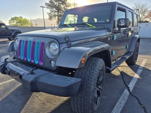 Used 2018 Jeep Wrangler Unlimited Sahara w/ Connectivity Group image 11