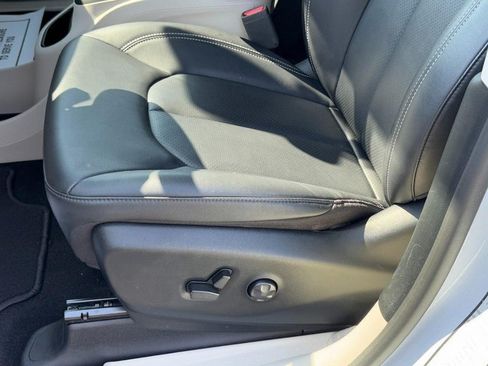 Used 2024 Chrysler Pacifica Touring-L FWD image 29