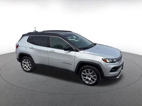Used 2025 Jeep Compass Limited AWD/4WD image 2