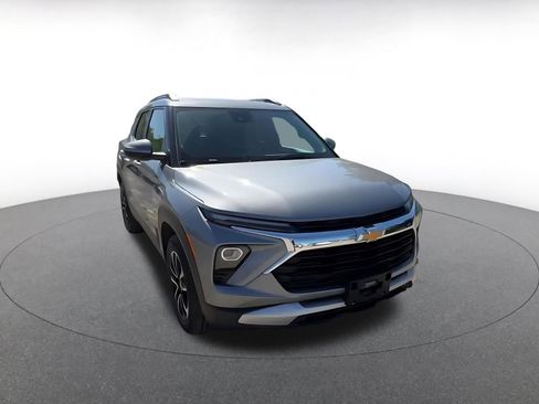 Used 2025 Chevrolet TrailBlazer LT FWD image 3
