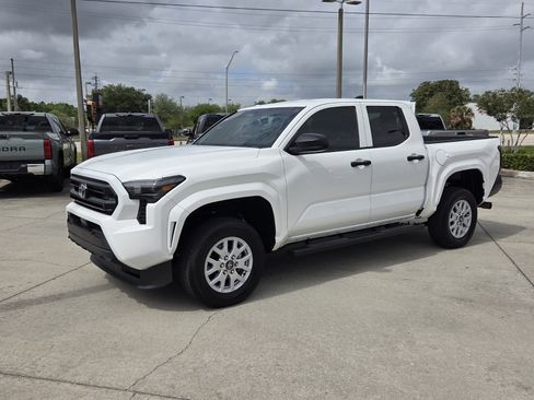 Used 2024 Toyota Tacoma SR image 3