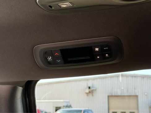 Used 2025 Chrysler Pacifica Select image 18