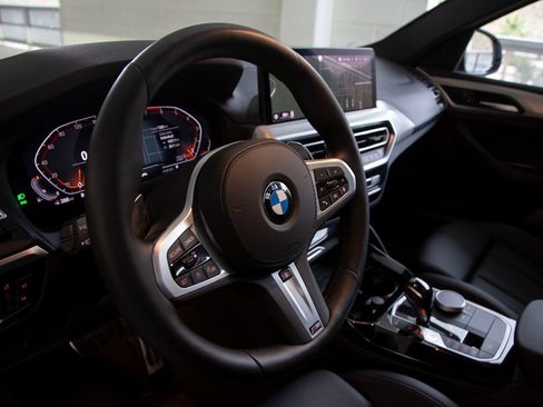 Certified 2025 BMW X4 xDrive30i image 16