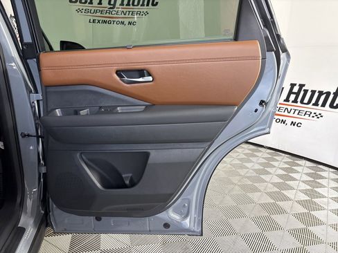 Used 2025 Nissan Pathfinder Platinum AWD/4WD image 28