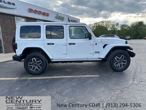 Used 2025 Jeep Wrangler Unlimited Sahara AWD/4WD image 5