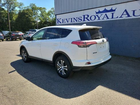 Used 2018 Toyota RAV4 LE image 9