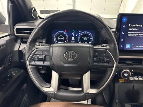 Used 2025 Toyota 4Runner Limited AWD/4WD image 18