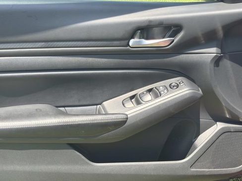 Used 2025 Nissan Altima 2.5 SV FWD image 17