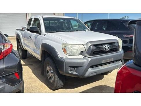 Used 2015 Toyota Tacoma PreRunner w/ Convenience Package RWD image 2
