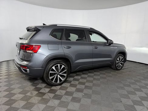 Used 2023 Volkswagen Taos SE w/ Panoramic Sunroof Package FWD image 7