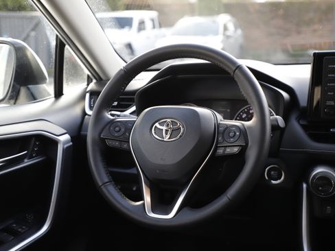 Used 2022 Toyota RAV4 XLE Premium image 18