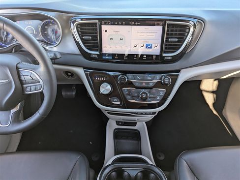 Used 2024 Chrysler Pacifica Touring-L image 18