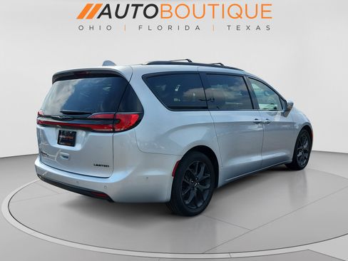 Used 2022 Chrysler Pacifica Limited w/ S Appearance Package FWD image 5