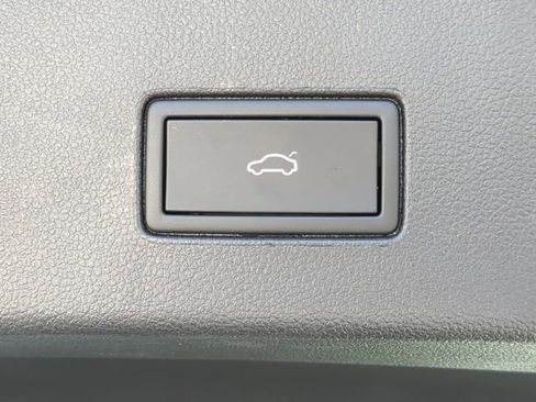 Certified 2023 Volkswagen Atlas Cross Sport SE w/ Panoramic Sunroof Package FWD image 10