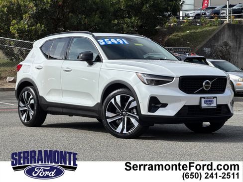 Used 2025 Volvo XC40 B5 Plus image 1