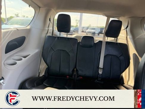 Used 2020 Chrysler Pacifica Touring-L FWD image 27