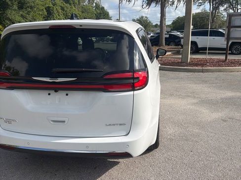 Used 2026 Chrysler Pacifica Limited FWD image 3