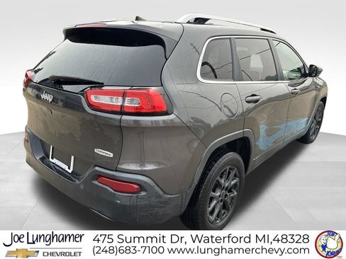 Used 2017 Jeep Cherokee Latitude w/ Safety/Convenience Group FWD image 3