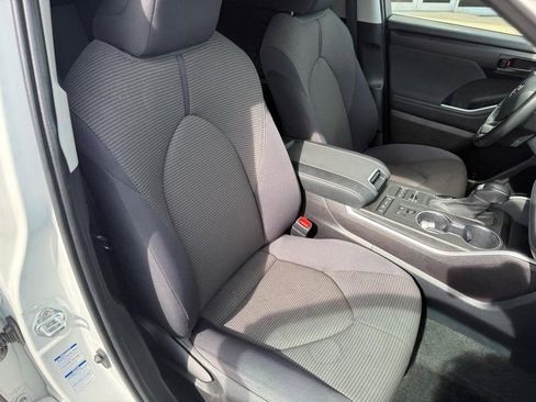 Used 2022 Toyota Highlander LE AWD/4WD image 11
