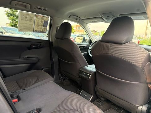 Used 2024 Toyota Highlander LE AWD/4WD image 16