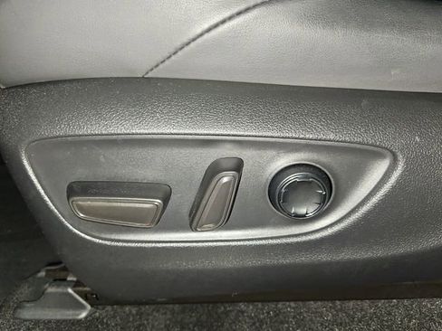 Used 2023 Toyota Venza Limited image 12