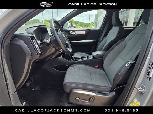 Used 2024 Volvo XC40 B5 Core image 17