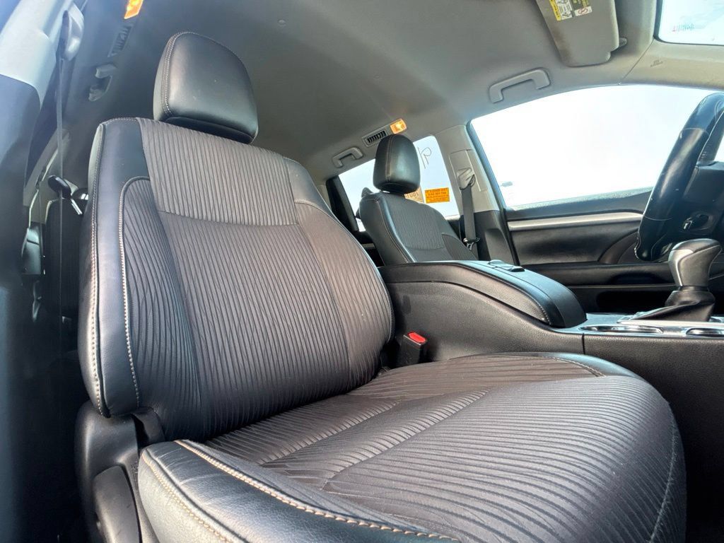 Used 2017 Toyota Highlander Plus FWD image 25