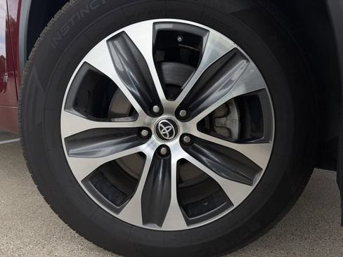 Used 2023 Toyota Highlander XLE AWD/4WD image 10