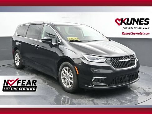 Used 2024 Chrysler Pacifica Touring-L FWD image 1